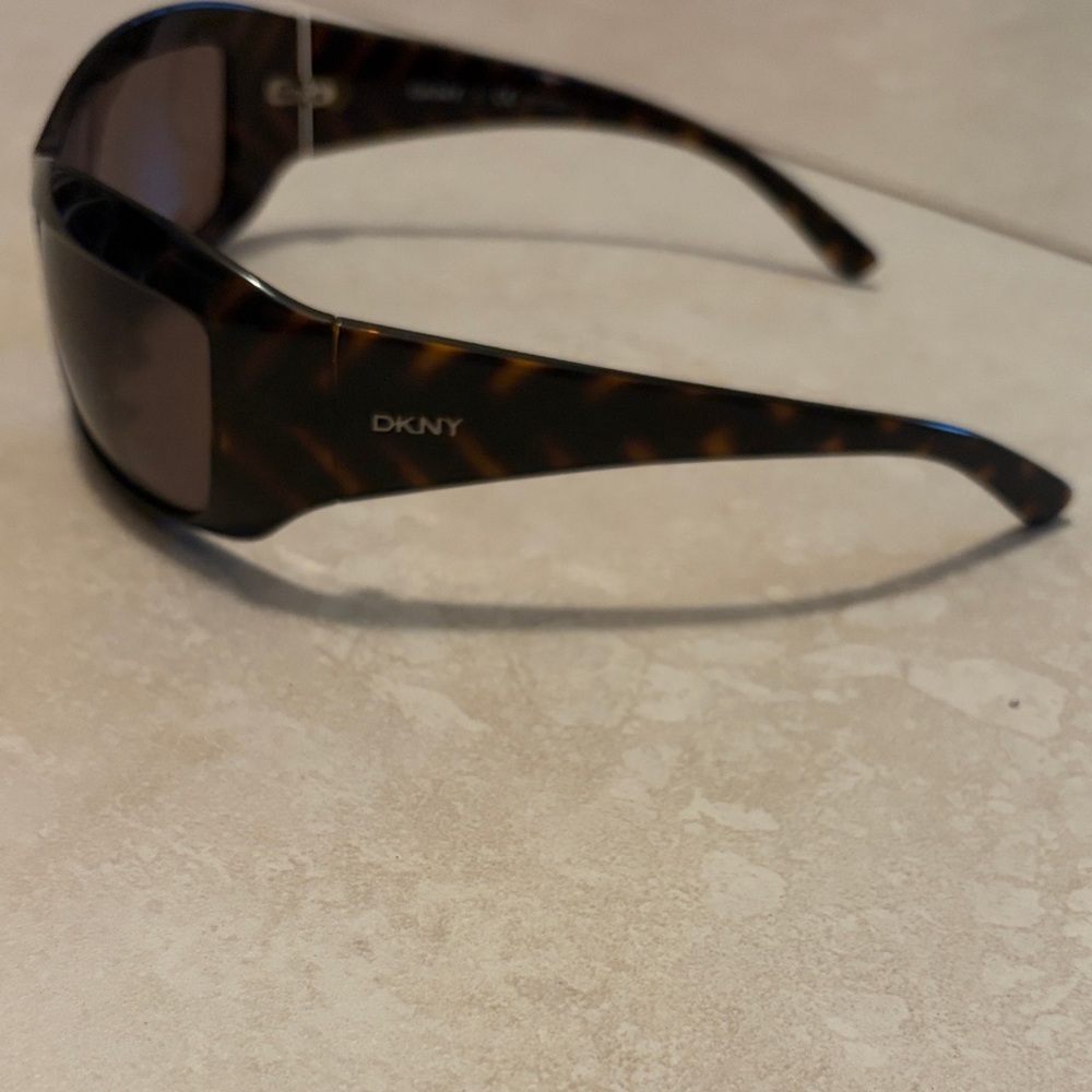 DKNY Tortoise Shell Sunglasses with Black Case - Picture 4 of 9